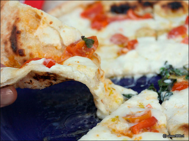 La masa de la Pizza Francesca, de sabor sutil, y con una textura que aguanta todos sus ingredientes - Brunapoli Nueva Costanera